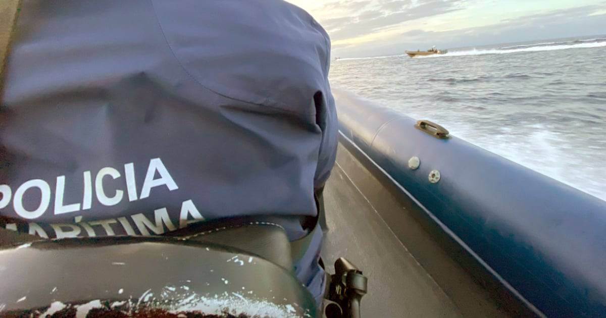 Patrulha da Polícia Marítima em ação no mar.