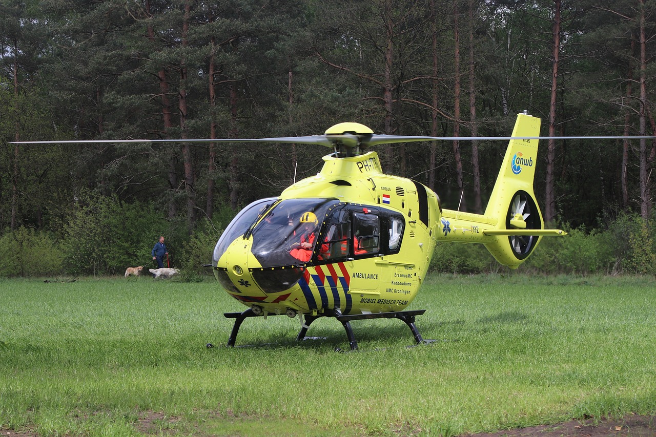 trauma helicopter, ambulancehelikopter, art, ambulance, medical, emergency, to save, siren-4181142.jpg