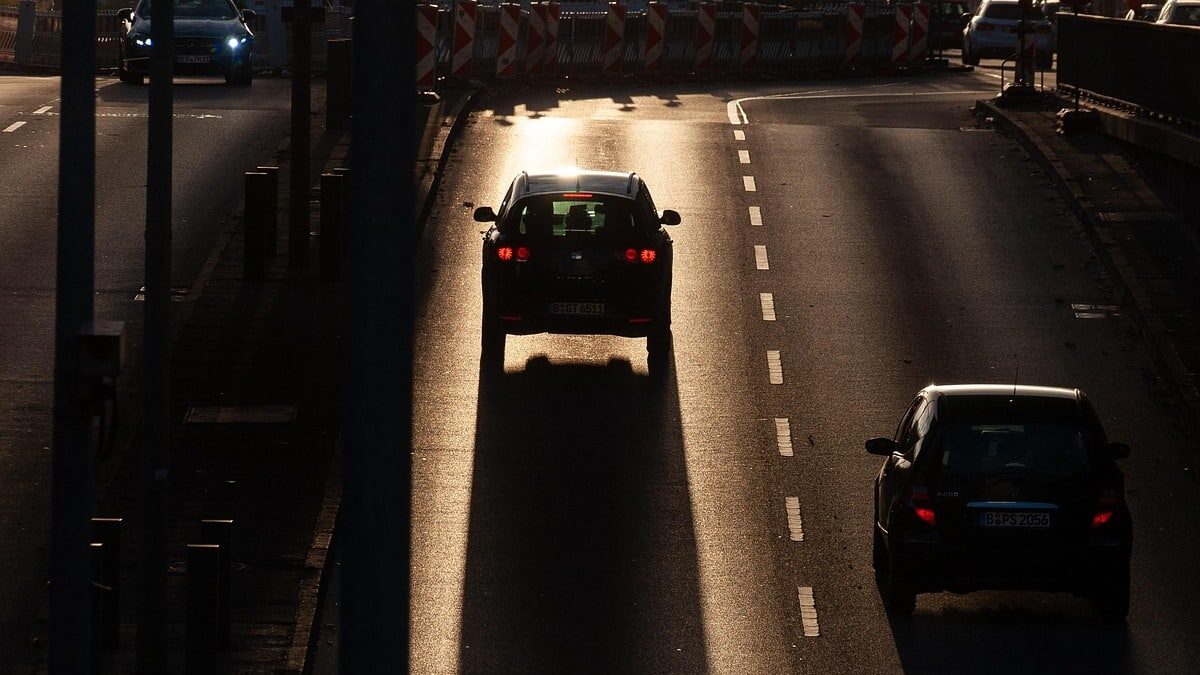 road, vehicle, traffic, shade, asphalt, highway, city, urban, vehicle, vehicle, highway, highway, highway, highway, highway, urban, urban, urban, urban-8587889.jpg
